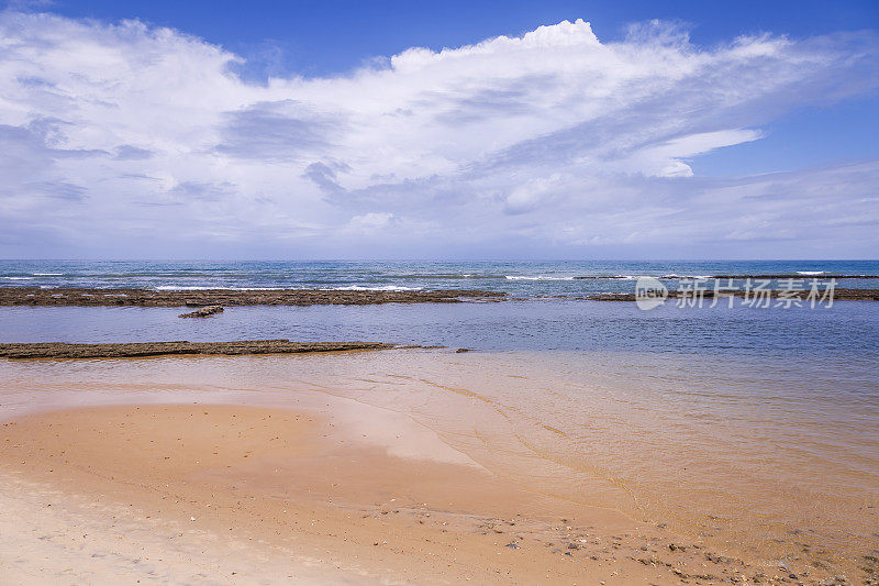 巴西巴伊亚的塞古罗港(Porto Seguro)， Arraial D'ajuda海滩，半透明的海水